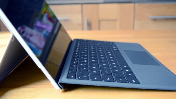 Jeden tablet, ktorý im bude vládnuť: Microsoft Surface Pro 2017 Recenzia muo productreviews surfacepro2017 kickstand keyboard