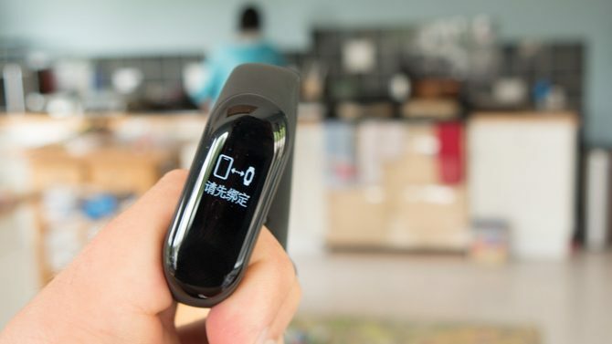 Mi Band 3: Nekupujte si Fitbit, kým ste nevideli Toto mi band 3 sa pripája k telefónu 670x377