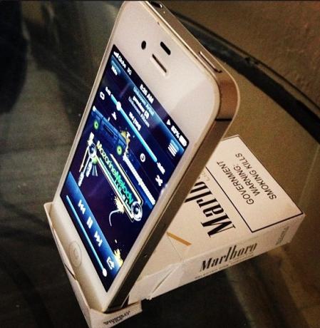 Instagram-Life-hacks-Cigarette-Pack-Iphone-Dock