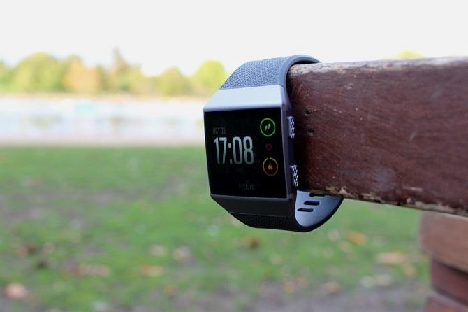 Fibit Ionic smartwatch v parku