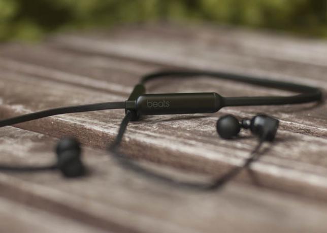 Recenzia a prezradenie BeatsX: Najlepšie slúchadlá spoločnosti Apple? logo beatsx