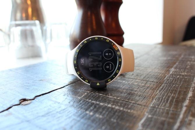 recenzia tichwatch - na stole