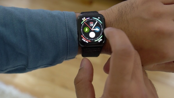 Apple Watch Series 4: Nesporný kráľ smartwatches front use 670