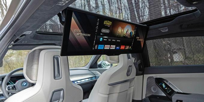 BMW i7 so zníženou divadelnou obrazovkou