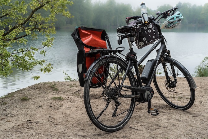E-bicykel pri jazere