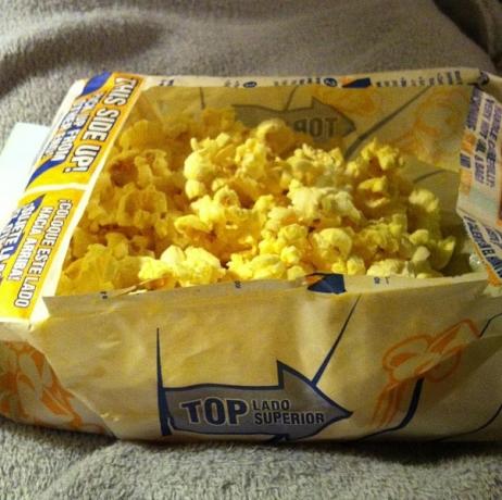 Instagram-Life-hacks-Popcorn-Bag-Into-Bowl