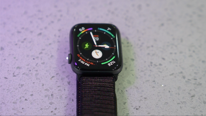 Apple Watch Series 4: Nesporný kráľ Smartwatches Front 670