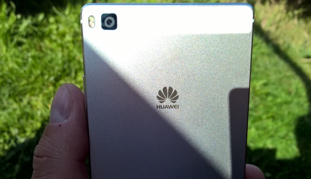 Muo-hardwarereviews-huaweip8-back