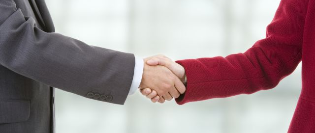 Ako sa stať ziskovým online grafickým dizajnérom Handshake Man Woman