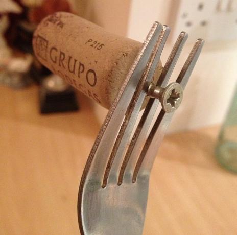 Instagram-Life-hacks-vidlica-Screw-Wine-Cork-Opener