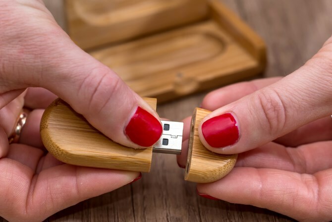 Drevené USB otvorené rukami