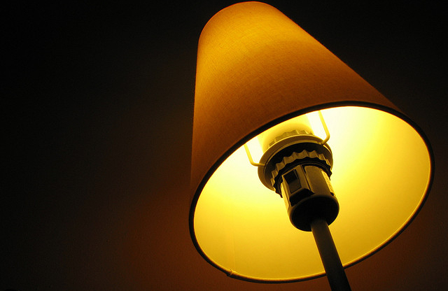 žltá lampa