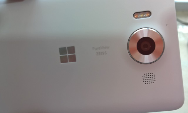 Muo-hardwarereview-lumia950 plastové