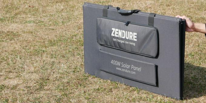 Solárny panel Zendure 400W sediaci vzpriamene na zemi