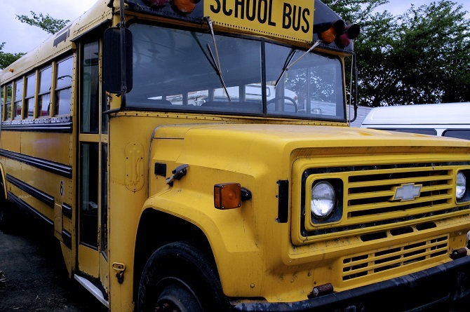 žltý školský autobus