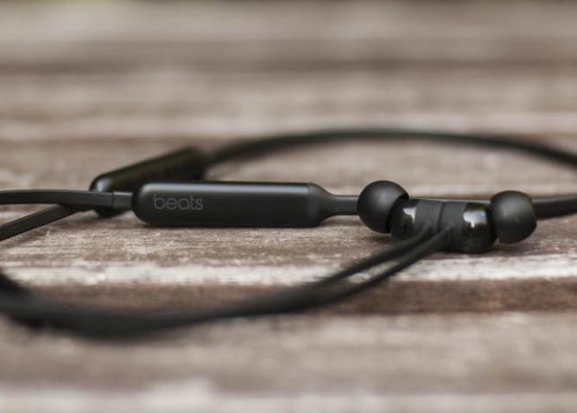 Recenzia a prezradenie BeatsX: Najlepšie slúchadlá spoločnosti Apple? beatx drôt